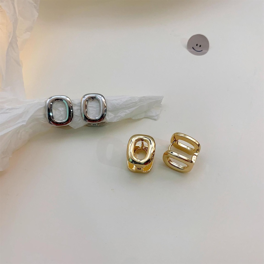 Anting Hoop Bentuk Oval Bahan Tembaga Warna Solid Gaya Retro Korea Untuk Wanita