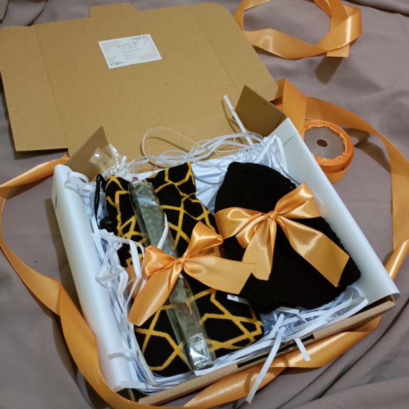 HAMPERS COWOK WISUDA SAJADAH PECI TASBIH GIFT BOX MURAH