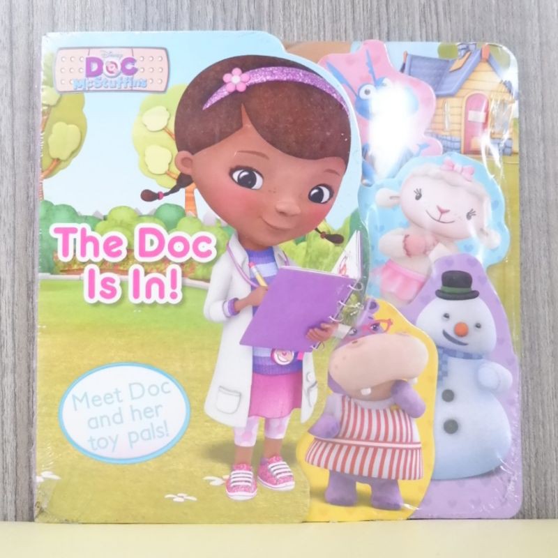 THE DOC IS IN (Doc McStuffins Board Book)