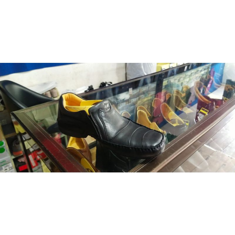 Sepatu Pria Kangaroo