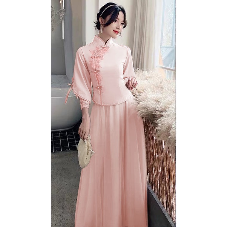 Bridesmaid dresses are long and elegant. You can usually wear Chinese retro improved cheongsam weddi