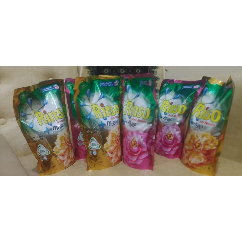 Rinso Molto Deterjen Cair 750 ml