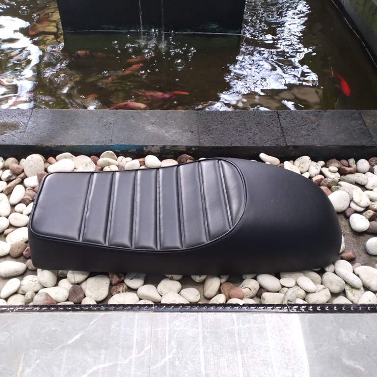 Jok motor custom cafe racer alas lurus kulit hitam garis