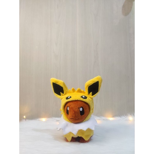 Boneka Pokemon Eevee Kostum Poncho Jolteon - Pokemon Center
