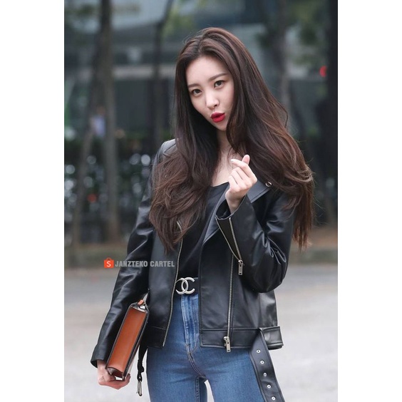 JNK x SUNMI - Jaket Kulit Wanita Crop Faux Synthetic Leather Premium Original Import Jacket Korea KPOP OOTD Selebgram Rock N Roll Kekinian Anak Cewek Remaja Dewasa Classic Elegan Varsity ORI Perempuan Acara Pesta Artis Dancer Santai Warna Hitam Black 2021