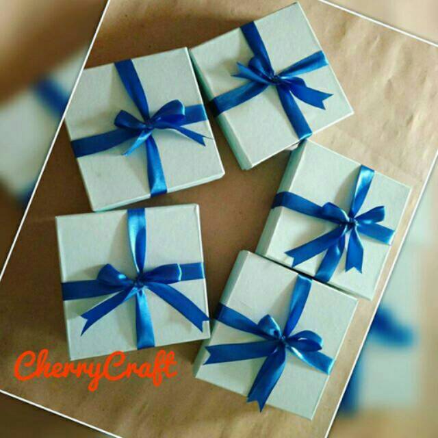 

Kotak 15x15x3 cm dengan hiasan pita