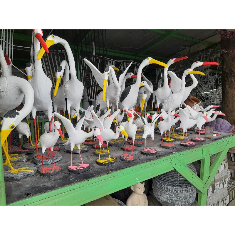 patung burung bangau taman