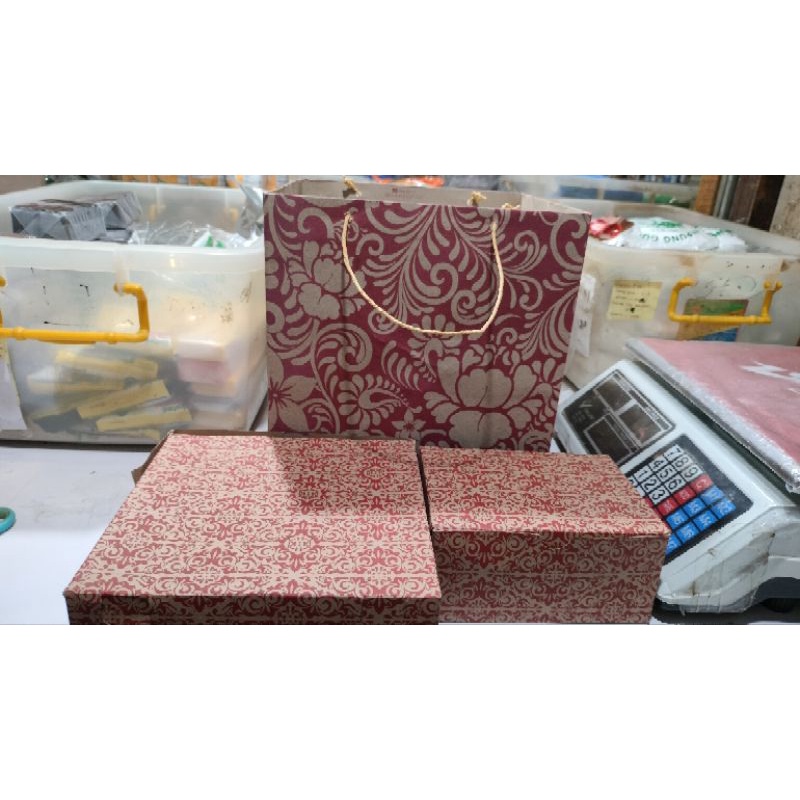

dus nasi 20 X 20 dus kue 12 x 16paper bag paket batik
