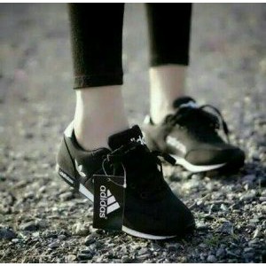 Sepatu Kets Wanita Adidas Hitam