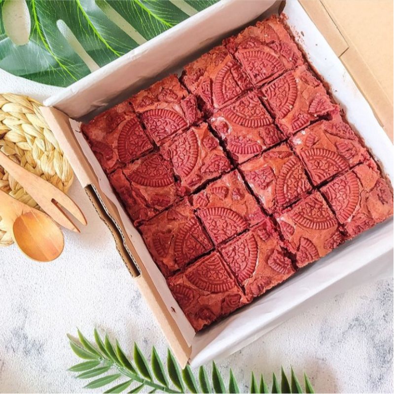 

Red Velvet Fudgy Brownies by Terenak