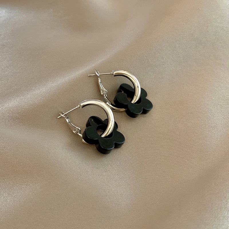 Anting Bentuk Bunga Warna Hitam Gaya Korea