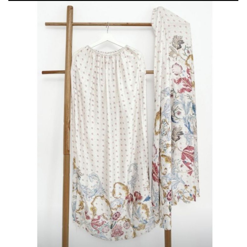 Buttonscarves prayer robe royale white, royale pink and brooch