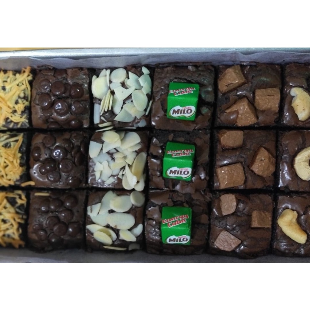 

FUDGY BROWNIES RASA PREMIUM / BROWNIES PANGGANG , ORIGINAL COKLAT TOPING MIX SIZE 20X10