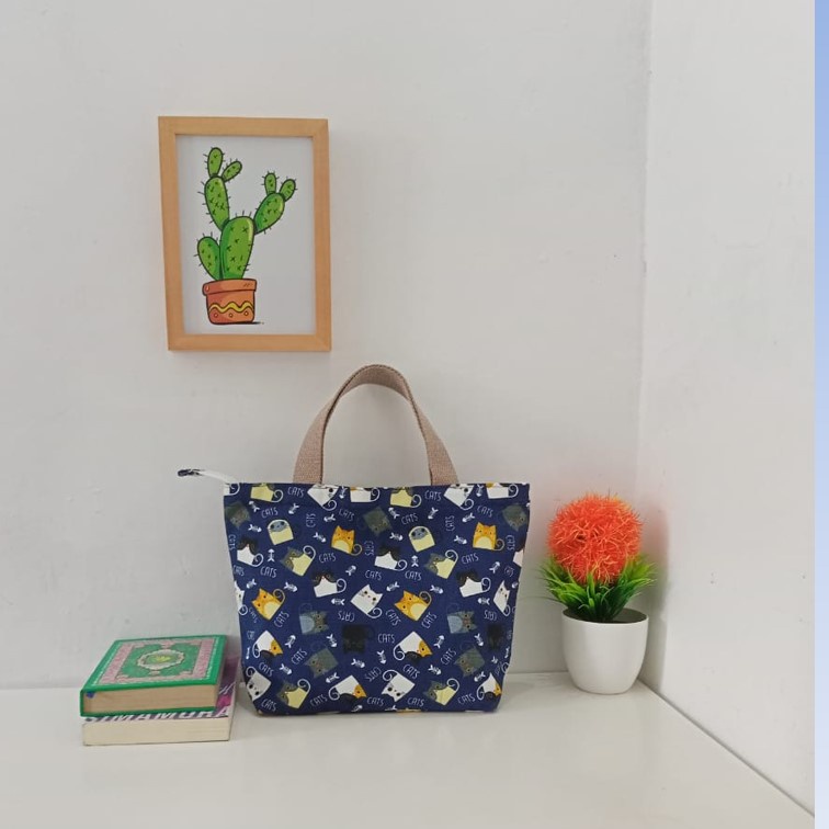 TAS KANVAS HANDBAG KANVAS BESAR MOTIF KUCING BIRU. Riens Collections