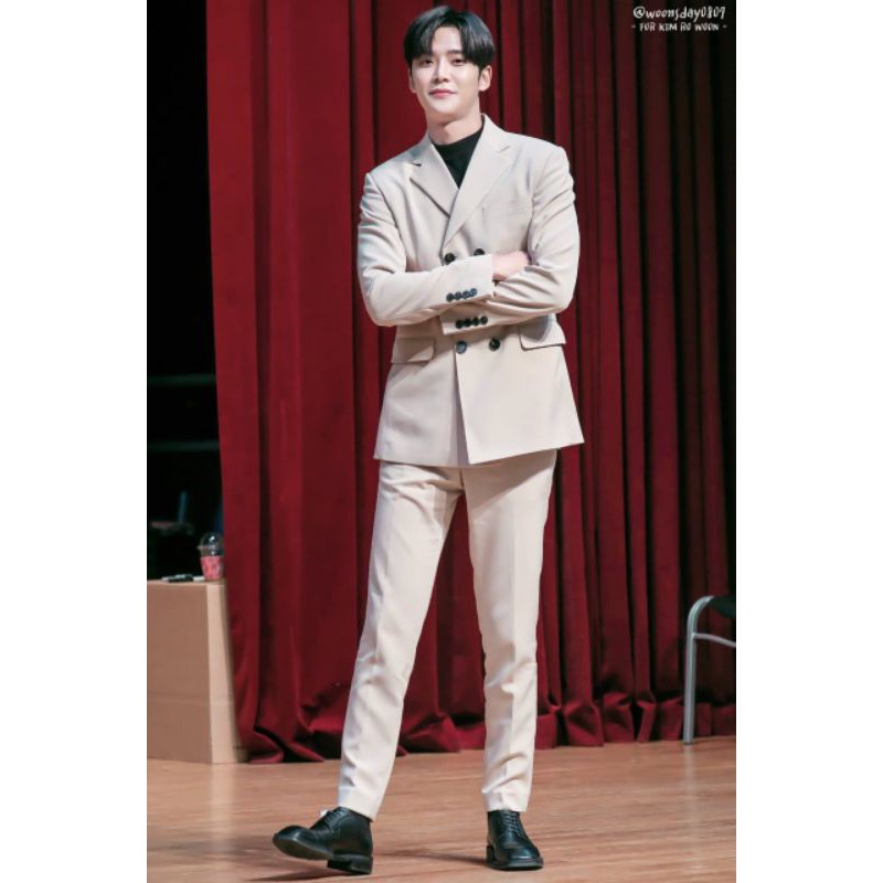 Stand figure besar Rowoon stelan jas cream