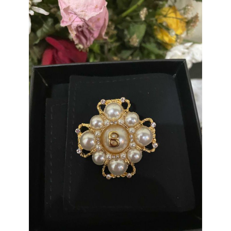 Buttonscarves The Royale Brooch Kutsa Guzel Hampers