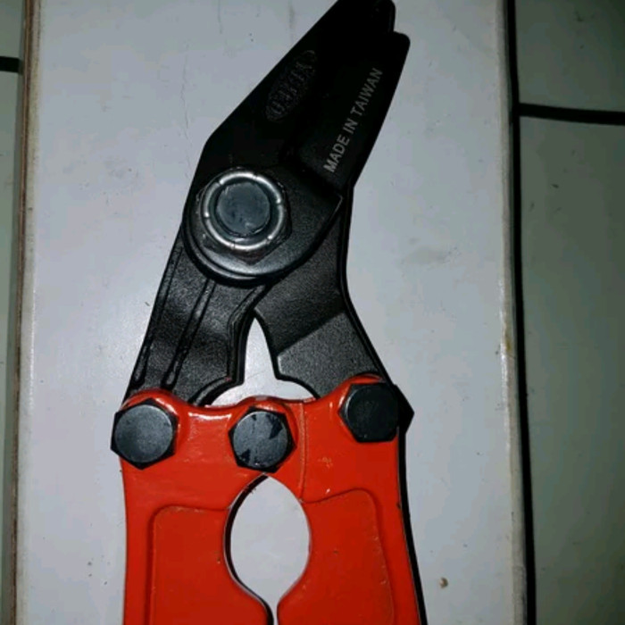 

Gunting khusus potong plat besi Band Eyzer 18 " 450 mm taiwan