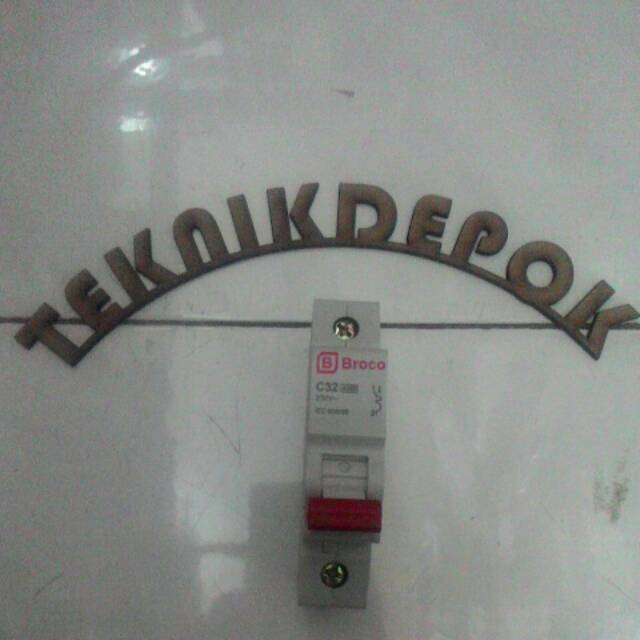 sikring 32 ampere sekring lampu alat pemutus arus listrik MCB broco