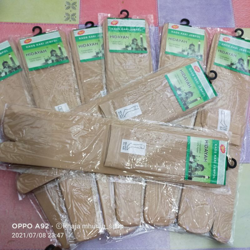 kaos kaki standar di pakai santri putra putri Darussalam Gontor