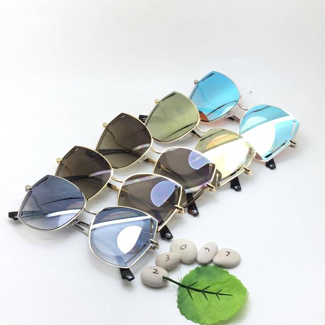 Kacamata Hitam Wanita Miu Miu 23097