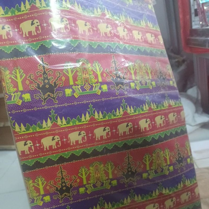 

kertas kado isi 5 lembar