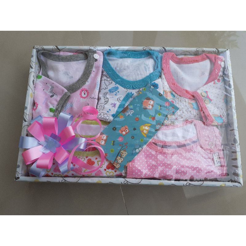 

HAMPERS PACKING KARDUS KERTAS KADO BUNGKUS KADO BINGKISAN DAN KARTU UCAPAN