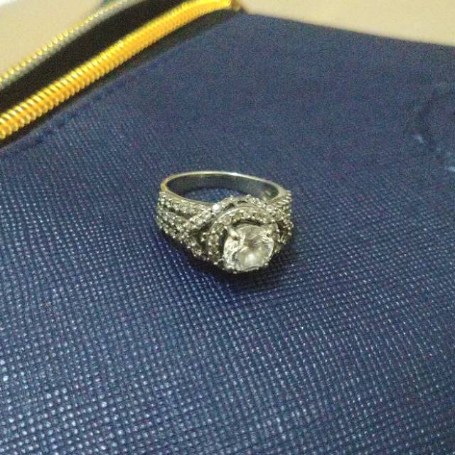 Cincin Emas Putih