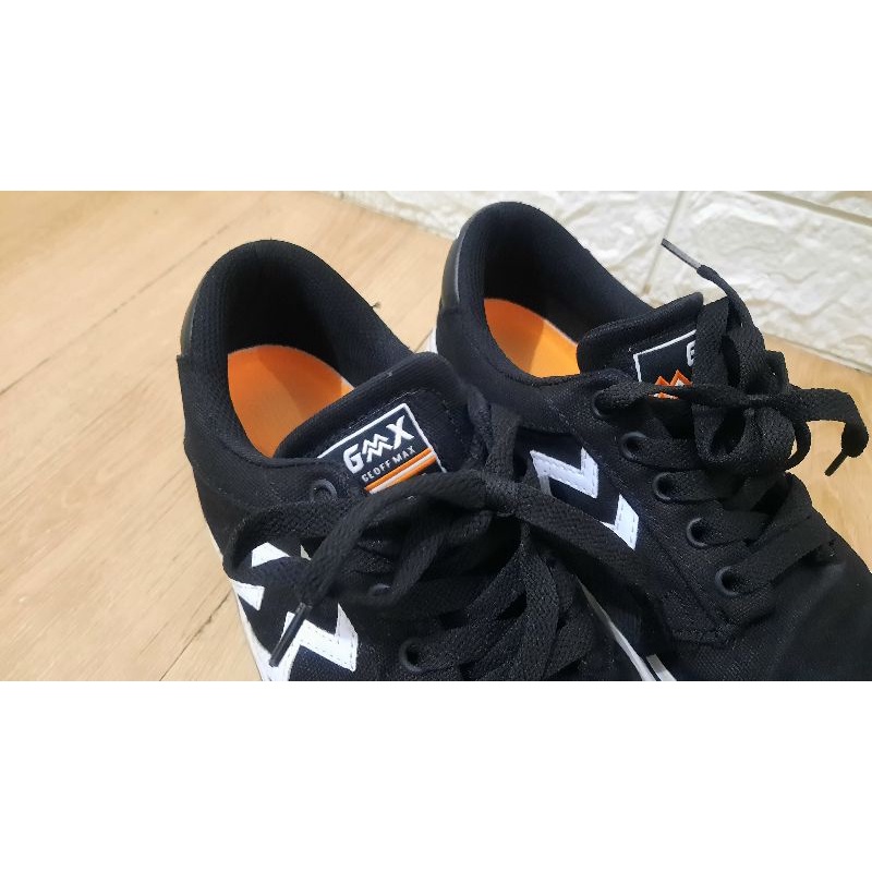 for sale,Sepatu Geoff Max GMX Hitam size 42
sepatu GMX
Geoff Max warna Hitam
size 42 (27cm)