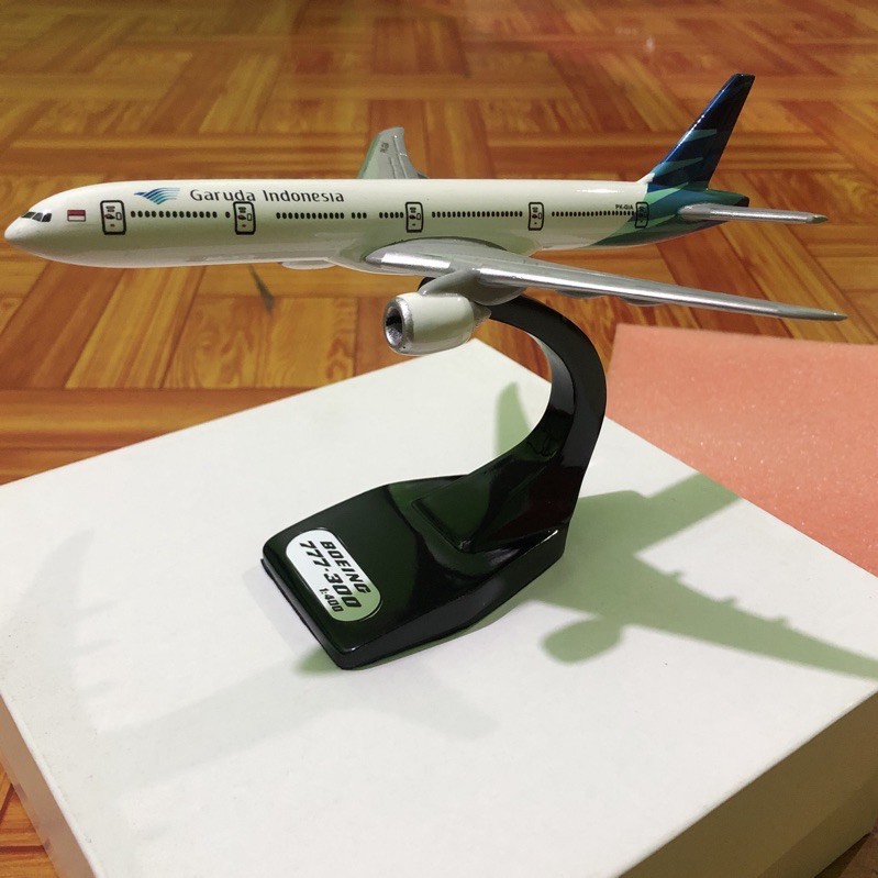 miniatur pesawat Garuda Indonesia B777