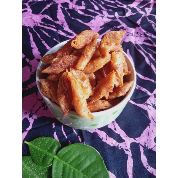 

keripik/kerupuk lumring (lumpia garing) pedas daun jeruk
