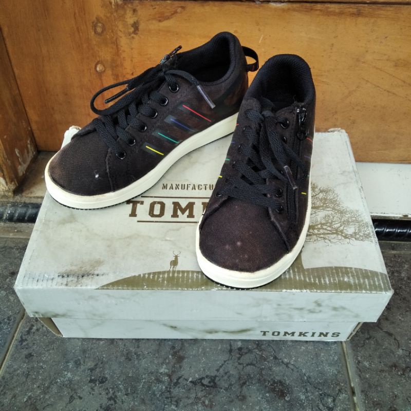 PRELOVED SEPATU ANAK tomkins