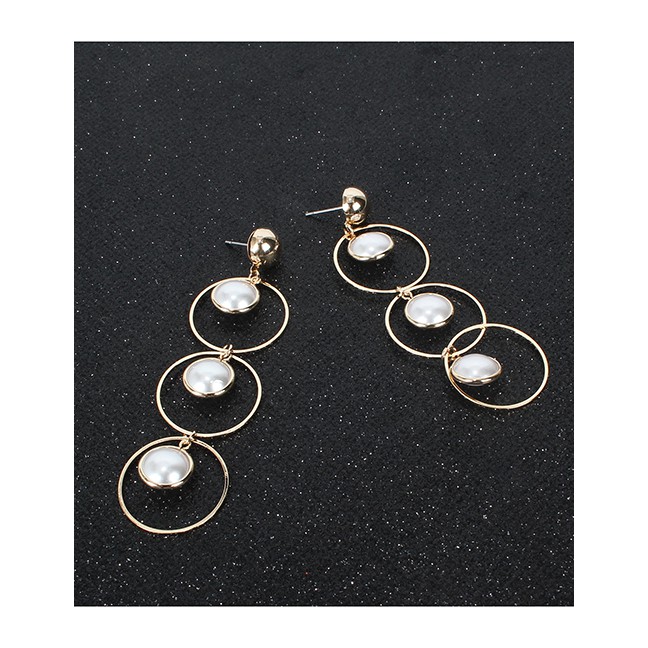 LRC Anting Tusuk Fashion Gold Metal Circle Interlocking Imitation Pearl Earrings F71778