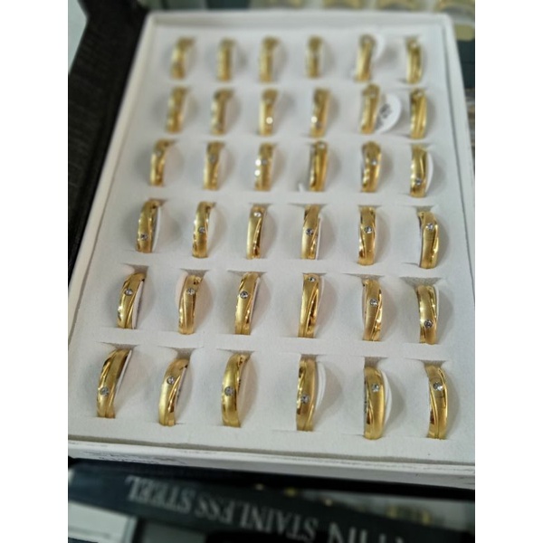 Cincin titanium dengan mata zircon mewah dan simpel,harga per box ya.