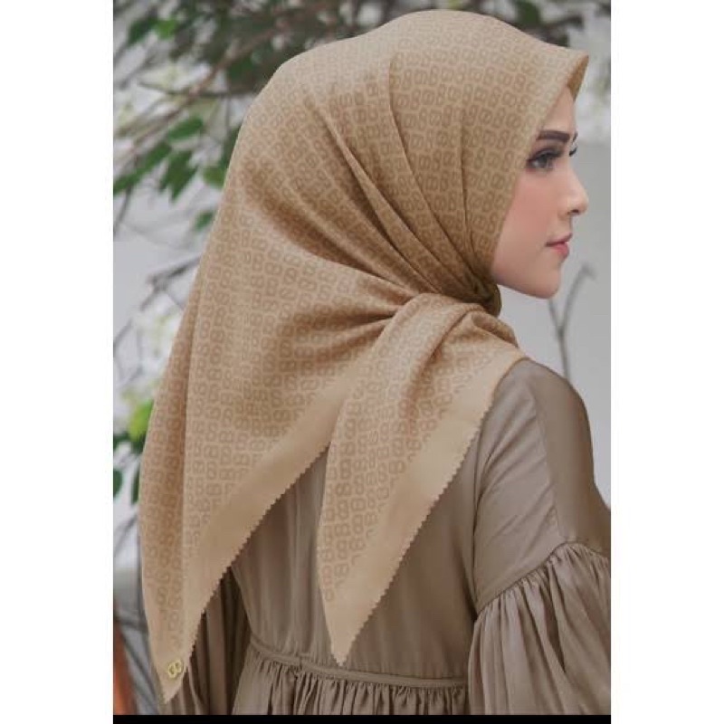 Buttonscarves Tapis Square Embos Black New With box