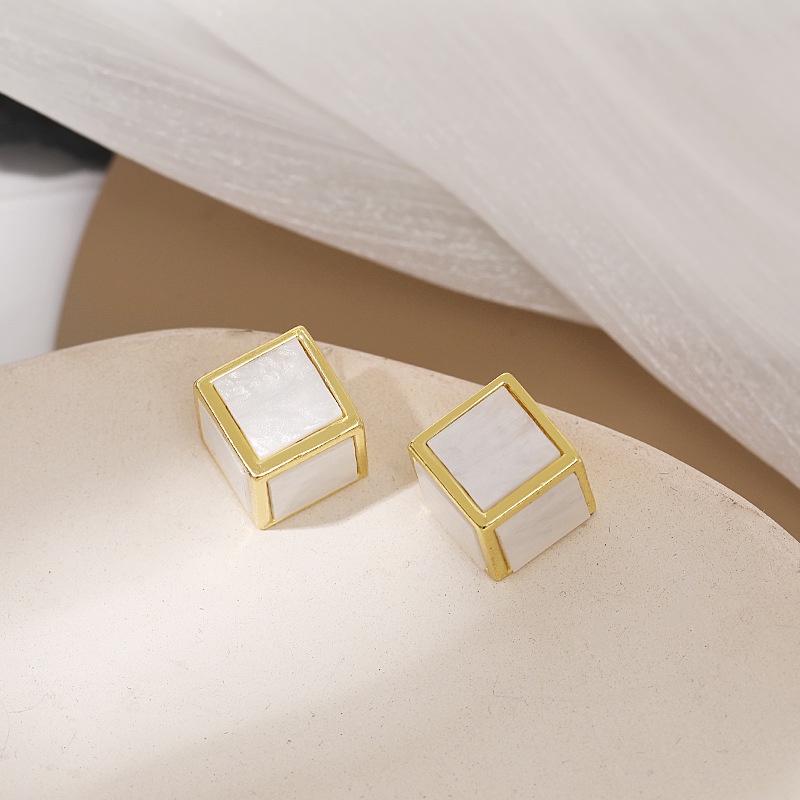 Bahasa Perancis anting-anting tiga dimensi persegi sederhana fashion desain telinga studs warna yang