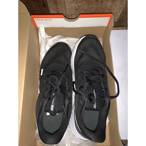 Sepatu Nike Revolution Women