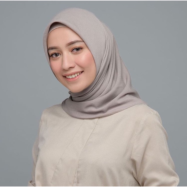 Iskanti Nayana Scarf “Soft Grey” by Mega Iskanti