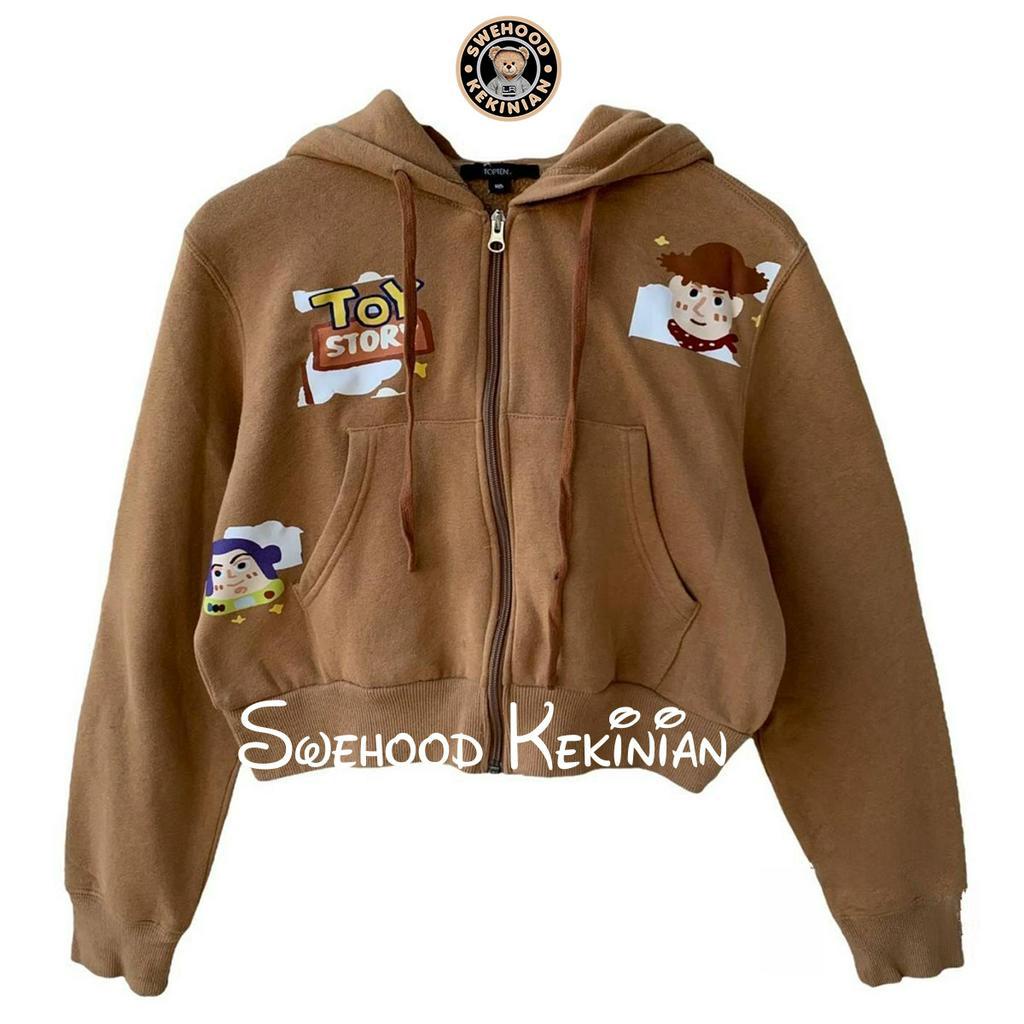 TOY STORY BUZZ CARAMEL GEMOY ZIPPER PREMIUM Jacket Crewneck Sweater Hoodie Wanita Kekinian Oversize Fashion Outfit Ootd Korean Style Jaket Krunek Suiter Hudie Jicket Crewnek Sweter Hody Cewek Remaja Bahan Fleece Tebal LD 110 PB 45