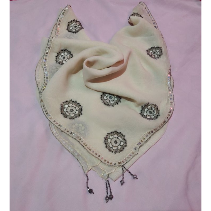 Hijab segiempat kuning gading (preloved)