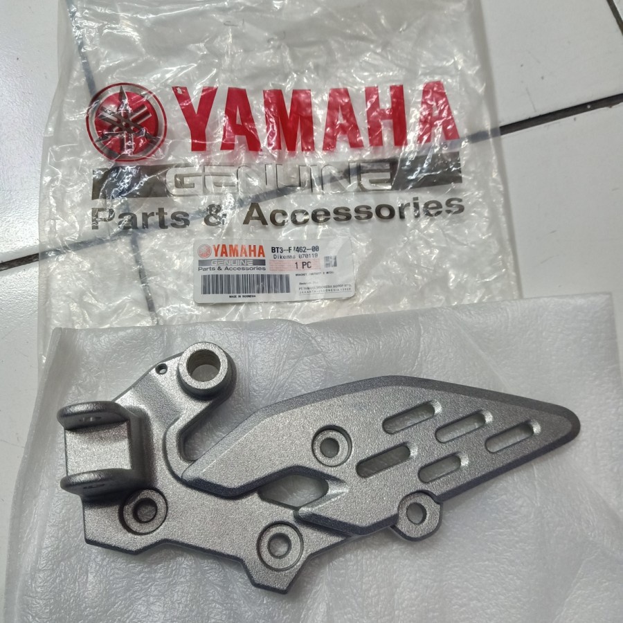 Dudukan FootStep Depan Kanan Yamaha Vixion R LED BT3-F7462-00