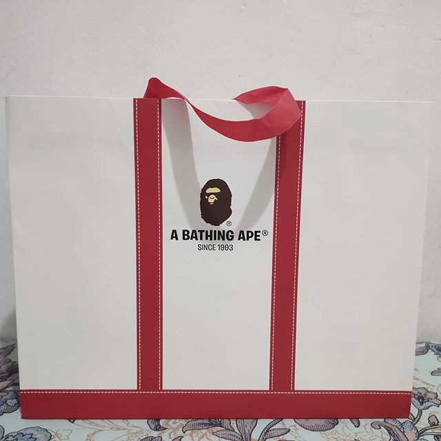 

BISA BAYAR DITEMPAT paperbag bape medium / paper bag bape original TERLARIS