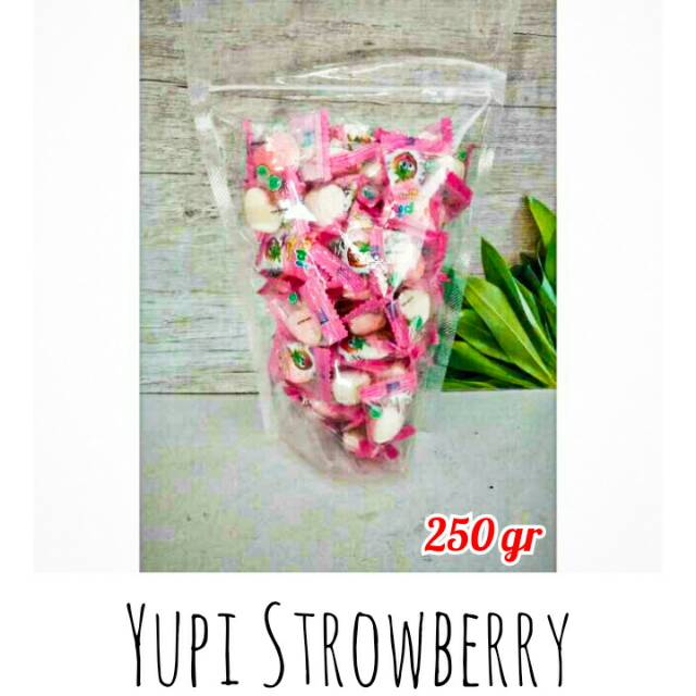 

Permen Yupi Strowberry | Snack Cemilan kiloan Murah Original Repack Makanan Ringan / 250 gr