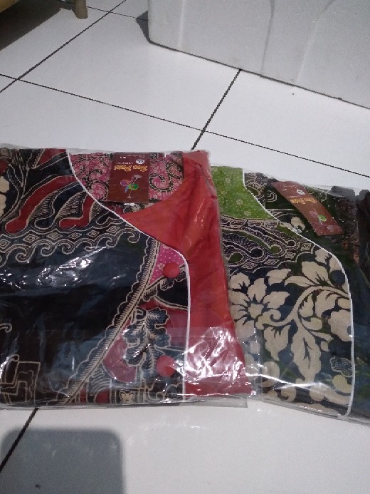 Batik Wanita Atasan Blouse Modern 2 Warna Merah Dan Hijau Kombimasi Hitam Berlengan 7/8 .