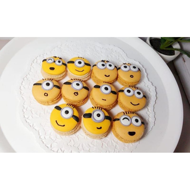 

MINIONS THEME MACARONS COOKIES