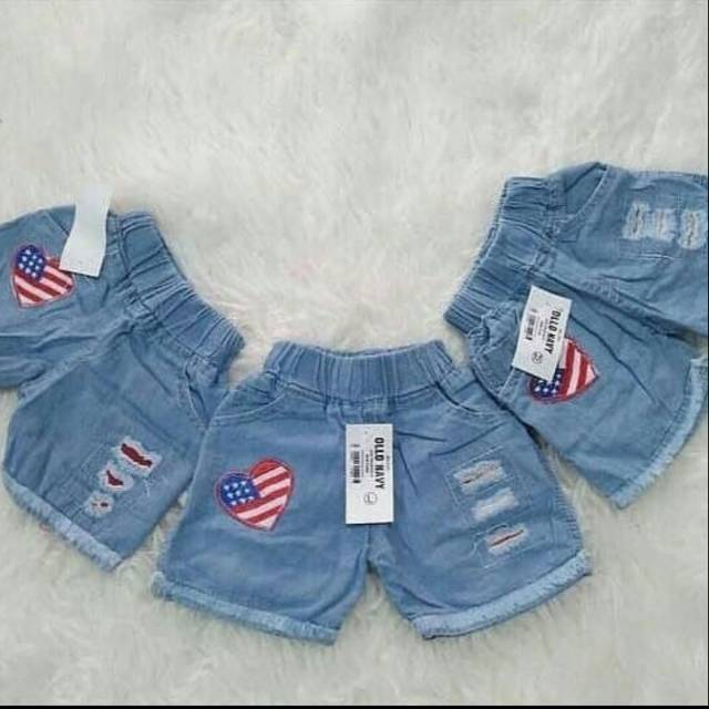 Celana pendek levis