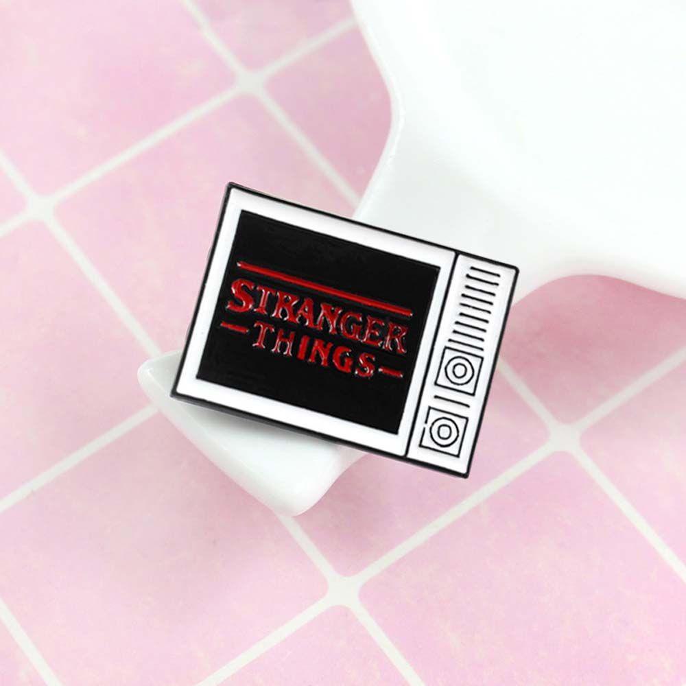 Agustinina Pertunjukan TV Stranger Things Kartun Mantel Perhiasan Aksesoris Stranger Things Anime Badge Lencana Pin Enamel Pin