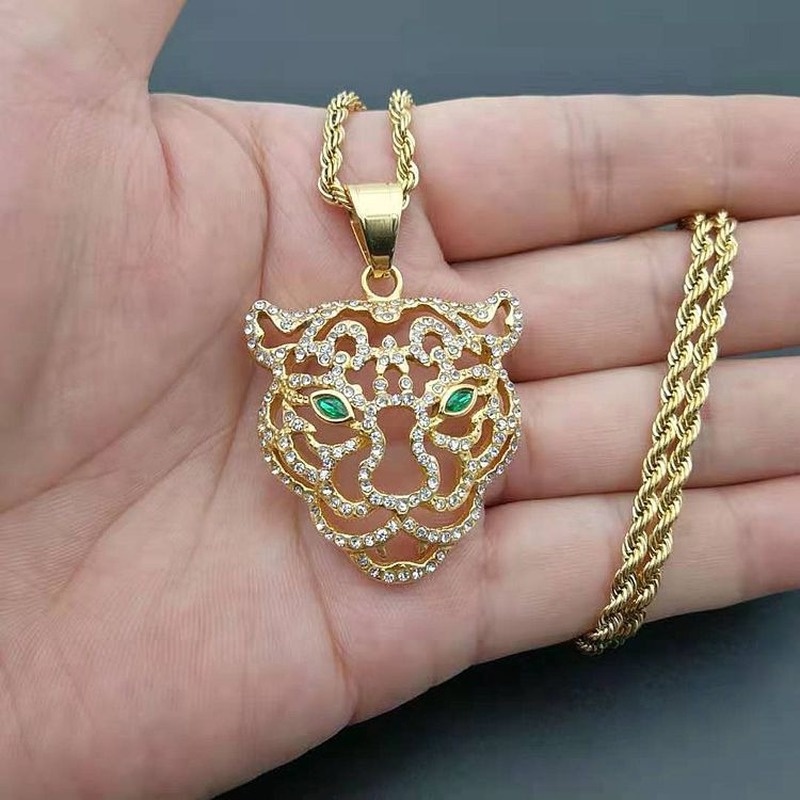 Kalung Titanium Steel Lapis Emas 18k Dengan Liontin Kepala Harimau Aksen Berlian Imitasi Untuk Pria