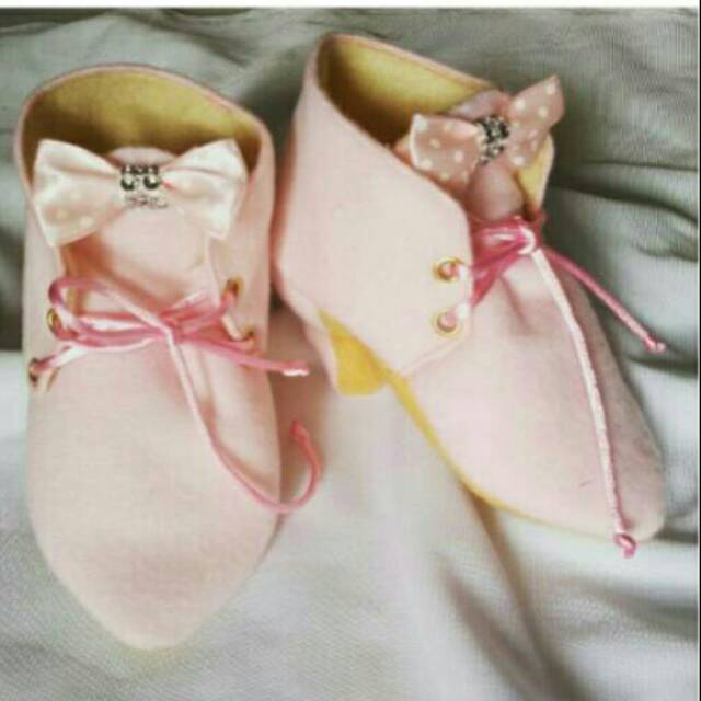 sepatu bayi tipe heelboots