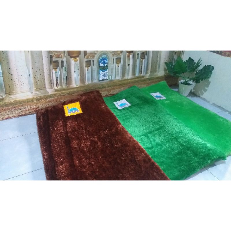 SAJADAH BUSA MOTIF BULU TEBAL LEMBUT