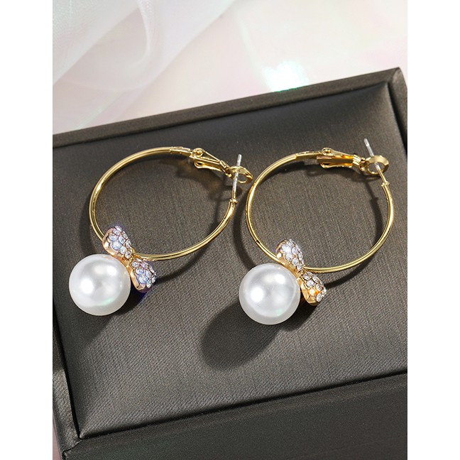 LRC Anting Tusuk Fashion C Circle Full Diamond C Ring Butterfly Combined With Gold Pearl Earrings